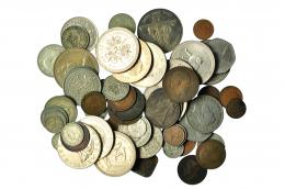 GRAN BRETAÑA. Lote 60 monedas extranjeras (Gran Bretaña, Commonwealth y colonias) de varios valores, 13 de ellas de plata. MBC a SC.