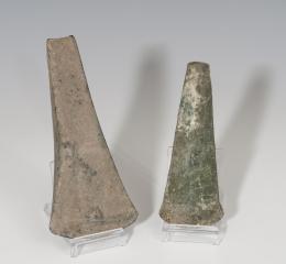 433  -  PREHISTORIA. Edad de Bronce. Lote de dos hachas (1800-1500 a.C.). Bronce. Longitud 11,8 y 14,2 cm.