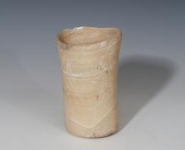 SUR DE ARABIA. Vaso votivo (I milenio a.C.). Calcita-Alabastro. Altura 13,4 cm. Diámetro 8,6 cm.