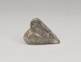 MUNDO ANTIGUO. Greco-romano. Elemento decorativo. Bronce. En forma de corazón. Longitud 3,2 cm.