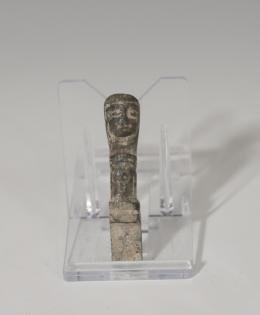 450  -  ROMA. Mango de cuchillo o espejo (I a.C.-IV d.C.). Bronce. Con representación facial en parte distal. Altura 5,3 cm.