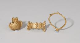 453  -  ROMA. Imperio Romano. Lote de tres elementos ornamentales (II-III d.C.). Oro. Un colgante, un pendiente y un aplique. Altura 12-18 mm.