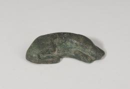 474  -  ROMA. Imperio Romano. Figura de perro (II-IV d.C.). Bronce. Longitud 5,0 cm.