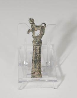 475  -  ROMA. Imperio Romano. Mango de cuchillo o espejo (II-IV d.C.). Bronce. Con representación de perro en parte distal. Altura 6,2 cm.