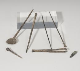 478  -  ROMA. Imperio Romano. Lote de siete objetos médicos y/o domésticos (I-IV d.C.). Plata y bronce. Una cuchara (ligula), una pinza (vulsellae), fragmento de una cuchara-sonda, dos agujas y dos sondas. Longitud 2,5 - 13,4 cm. 