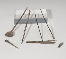 ROMA. Imperio Romano. Lote de siete objetos médicos y/o domésticos (I-IV d.C.). Plata y bronce. Una cuchara (ligula), una pinza (vulsellae), fragmento de una cuchara-sonda, dos agujas y dos sondas. Longitud 2,5 - 13,4 cm. 