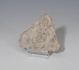 ROMA. Imperio Romano. Placa triangular (I-IV d.C.). Con representación de cabeza de frente con arandela. Altura 7,2 cm.
