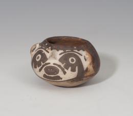 PREHISPÁNICO. Cultura Nazca. Cuenco antropomorfo (100-700 d.C.). Cerámica polícroma. Altura 5,6 cm. Diámetro 4,1 cm. 