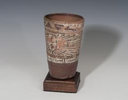 PREHISPÁNICO. Cultura Nazca. Vasija o Vaso (175-597 d.C.). Cerámica polícroma, roji-blanco. Altura 15,8 cm. Diámetro 9,9 cm.