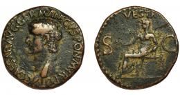 77  -  GERMÁNICO. As. Roma (37-38 d.C.). R/ Vesta sentada a izq. con cetro y pátera; VESTA, SC. AE 12,14 g. 26 mm. RIC-38. Hoja en rev. MBC/BC+.