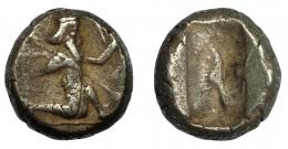 GRECIA ANTIGUA. PERSIA. Reyes Aqueménidas. Siclo (Darío I-Jerjes II, 485-420 a.C.). A/ Rey arrodillado a der. con arco y lanza. R/ Punzón incuso. AR 5,4 g. 13,9 mm. COP-280. SBG-4678. BC+.