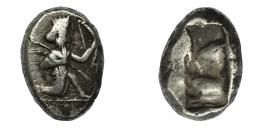 GRECIA ANTIGUA. PERSIA. Reyes Aqueménidas. Siclo (Darío I-Jerjes II, 485-420 a.C.). A/ Rey arrodillado a der. con arco y lanza. R/ Punzón incuso. AR 5,4 g. 16,9 mm. COP-280. SBG-4678. BC+.