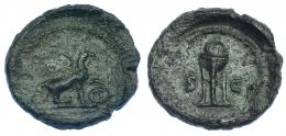 IMPERIO ROMANO. Periodo de Adriano a Antonino Pío. Cuadrante. Roma (117-161). A/ Grifo a der. con pata izq. sobre rueda. R/ Trípode, SC. AE 3,08 g. 17,9 mm. RIC-27. Trazas de limpieza mecánica. Pátina verde. MBC-. Rara.