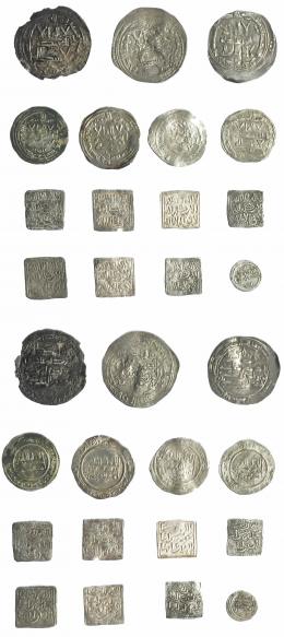 2334  -  ACUÑACIONES HISPANO-ÁRABES. Lote de 15 monedas: 3 dirhams emirales, 4 dirhams califales, 7 dirhams almohades y 1 quirate. De BC a MBC.