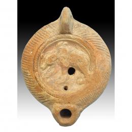ROMA. Imperio Romano. Lucerna (I-II d.C.). Terracota. Con representación de oso a izquierda. Altura: 12,4 cm. 175-225 d.C.