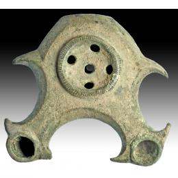 ROMA. Imperio romano. Lucerna (I d.C.). Bronce. Tipo de doble boca. Longitud 13,5 cm.