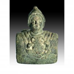 ROMA. Imperio Romano. Aplique de carro con representación de Minerva (II-IV d.C.). Bronce. Altura: 10,0 cm. Longitud: 8,0 cm. 