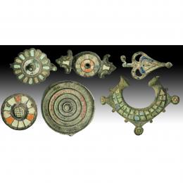 ROMA. Imperio Romano. Lote de seis objetos (V d.C.). Bronce y pasta vítrea. Tres apliques, dos fíbulas y un colgante. Longitud de 3,3 a 7,0 cm.