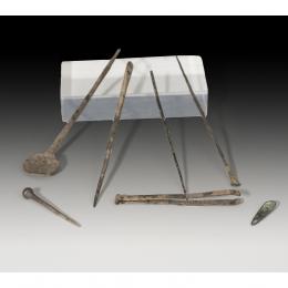 ROMA. Imperio Romano. Lote de siete objetos médicos y/o domésticos (I-IV d.C.). Plata y bronce. Una cuchara (ligula), una pinza (vulsellae), fragmento de una cuchara-sonda, dos agujas y dos sondas. Longitud 2,5 - 13,4 cm. 