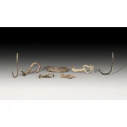 2724  -  ROMA. Imperio Romano. Lote de siete objetos (I-IV d.C.). Bronce. Dos anzuelos, cuatro llaves y un objeto rectangular con apéndice punzante. Altura 4,1 cm (anzuelos). Longitud 2,6-4,5 cm.