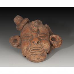 PREHISPANICO. Fragmento de cabeza (Cultura Maya 250-900 d.C.). Terracota. Altura 5,8 cm. 