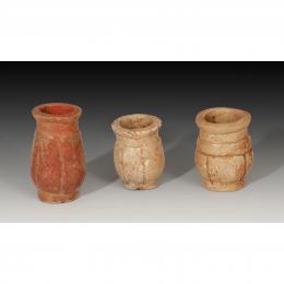 2749  -  PREHISPÁNICO.  Lote de tres frascos medicinales y/o de tabaco (Cultura Maya 600-800 d.C.). Terracota.. Altura 3,1-5,0 cm.
