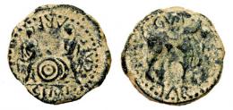 TARRACO. Semis. Augusto. A/ Cayo y Lucio con escudos y lanzas; CAES-ARES (GEMI). R/ Toro a der.; CVT/TAR. AE 4,23 g. 18 mm. RPC-211. APRH-211d. ACIP-3249c. CC-4478, mismo ejemplar*. Pátina oscura. MBC-. Escasa.