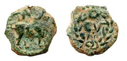 TARRACO. Cuadrante. Augusto. A/ Toro a der.; TAR. R/ Corona rodeando CVT. AE 2,19 g. 15 mm. RPC-214. APRH-214, este ejemplar ilustrado. ACIP-3252, esta moneda. CC-4483, mismo ejemplar. Pátina verde. MBC-/MBC. Muy rara.