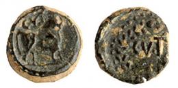 TARRACO. Cuadrante. Augusto. A/ Toro a der.; CVT. R/ Corona rodeando CVT. AE 3,20 g. 14 mm. RPC-217. APRH-217, esta pieza ilustrada. ACIP-3256. CC-4487, mismo ejemplar. Rev. descentrado. Pátina oscura. MBC. Muy rara.