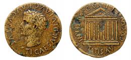 TARRACO. Sestercio. Tiberio. A/ Cabeza laureada a izq., TI CAESAR DIVI AVG F AVGVSTVS. R/ Templo octástilo; AETERNITATIS AVGVSTAE C V T T. AE 27,63 g. 34 mm. RPC-226. APRH-226, esta moneda ilustrada. ACIP-3265. CC-4492, mismo ejemplar. Erosiones. MBC-/MBC. Muy rara.