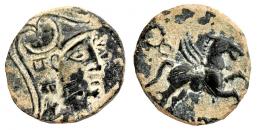 EMPORIAE. Unidad. Finales s. I a.C.-principios s. I d.C. A/ Cabeza de Minerva a der. Contramarca QVAIS. R/ Pegaso volando a der., delante corona, ley. (EMPORIT). AE 10,41 g. 27 mm. RPC-236. APRH-236 vte.  ACIP-1064. CC-4508, mismo ejemplar. Pátina oscura terrosa. MBC. Escasa.