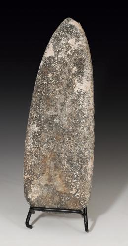 2001  -  PREHISTORIA. Neolítico. Hacha pulimentada (IV milenio a.C.). Roca metamórfica. Longitud 23,3 cm.