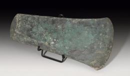 PREHISTORIA. Edad del Bronce. Hacha (2300-1500 a.C.). Bronce. Longitud 26,8 cm.