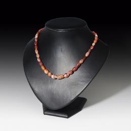 2003 - PRÓXIMO ORIENTE. Collar de cuentas. Diversas épocas. Cornalina. Longitud 21,5 cm.