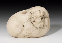2004  -  PRÓXIMO ORIENTE. MESOPOTAMIA. Período de Uruk Tardío. Amuleto (3300-3000 a.C.). Alabastro. Con forma zoomorfa y dos perforaciones, superior e inferior. Longitud 32 mm.