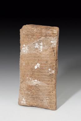 2008  -  PRÓXIMO ORIENTE. MESOPOTAMIA. Imperio Neo-asirio. Tablilla (900-600 a.C.). Acrilla. Con epigrafía cuneiforme acadia. Altura 12,5 cm. Pegado y/o restaurado.