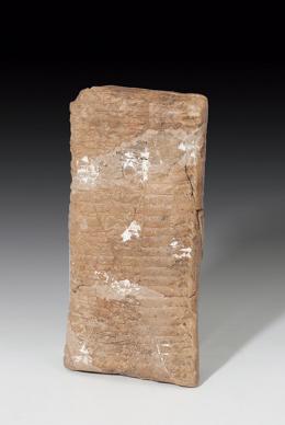 2008 - PRÓXIMO ORIENTE. MESOPOTAMIA. Imperio Neo-asirio. Tablilla (900-600 a.C.). Acrilla. Con epigrafía cuneiforme acadia. Altura 12,5 cm. Pegado y/o restaurado.