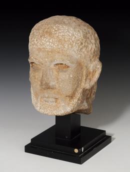 SUR ARABIA o EGIPTO. Cabeza masculina (I a.C.). Piedra. Dimensiones 20,0 cm. Con peana 30,3 cm. Ex. Museo Bíblico y Oriental de León. Incluye peana