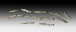 2011  -  HISPANIA ANTIGUA. Fenicio-púnico. Lote de doce puntas de flecha (VII-V a.C.). Bronce. De doble filo y anzuelo. Longitud 3,6-5,1 cm.