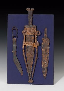 HISPANIA ANTIGUA. Cultura celtíbera e íbera (IV-III a.c.). Hierro. Falcata, espada de antenas con la vaina y hoja sin mango. Longitud 24,3 - 37,5 cm. Presenta corrosión y óxidos de hierro.