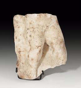 2015  -  MUNDO ANTIGUO. Greco-romano. Fragmento de mármol. Con representación de parte inferior de niño. Dimensiones 16,8 x 12,3 cm. Fragmentada.