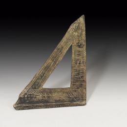 MUNDO ANTIGUO. Greco-romano. Instrumento de medida, posible escuadra o cartabón. Bronce. Con decoración geométrica. Altura 18,9 cm.