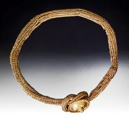 ROMA. Imperio Romano. Pulsera (I-III d.C.). Oro. Formada con el  nodus herculeus y retocada con un aplique circular. Diámetro interior 39 mm.