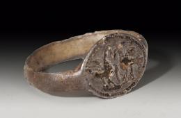 ROMA. Imperio Romano. Anillo (I-III d.C.). Plata. Con representación de dos gallos enfrentados. Diámetro interior 18 mm.. 