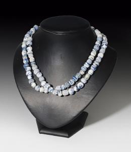 2028 - ROMA. Imperio Romano. Collar (I-IV d.C.). Pasta vítrea. Longitud 45,7 cm. Ex. Bonhams 13 abril 2011.