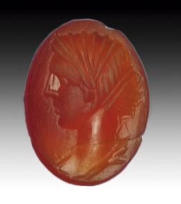 ROMA. Imperio Romano. Entalle (I-II d.C.). Cornalina. Figura femenina velada a izquierda. Altura 14 mm.