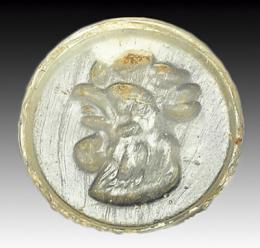 ROMA. Imperio Romano. Entalle (I-III d.C.). Calcedonia transparente. Con representación de cabeza de gallo a izquierda. Diámetro 14 mm.