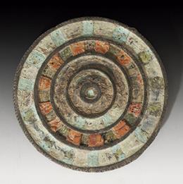 ROMA. Imperio Romano. Aplique (III-IV d.C.). Bronce con esmalte. Con decoración polícroma. Diámetro 4,4 cm. Con restos de pegamento en el reverso.