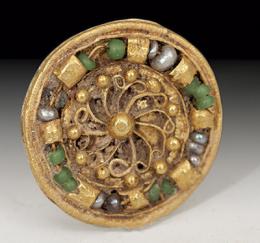 BIZANCIO. Botón o aplique indumentario (IX-XI d.C.). Oro, pasta vítrea y perlas. Con decoración de filigrana. Diámetro 20 mm.