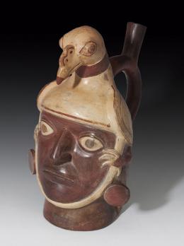 2051 - PREHISPÁNICO. Cultura Moche. Botella gollete con asa lateral (400-800 d.C.). Cerámica policromada. Con representación antropomorfa retocada con una ave. Altura 22,5 cm. Presenta prueba de termoluminiscencia.